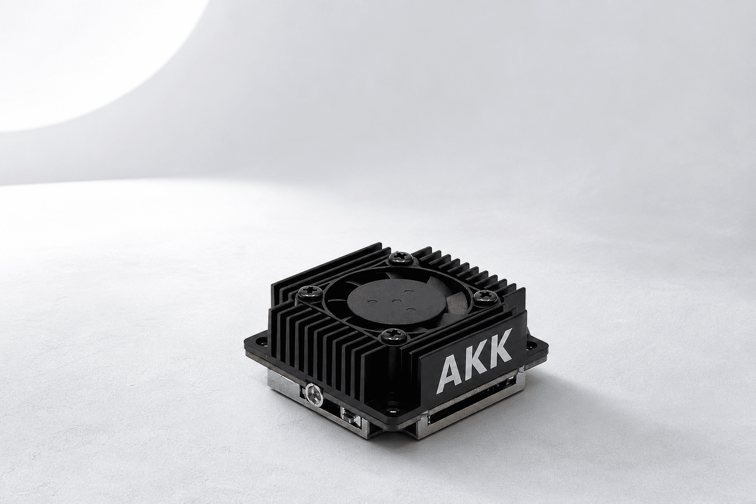 银白产品展台上的 AKK TX5000AC 5W 图传