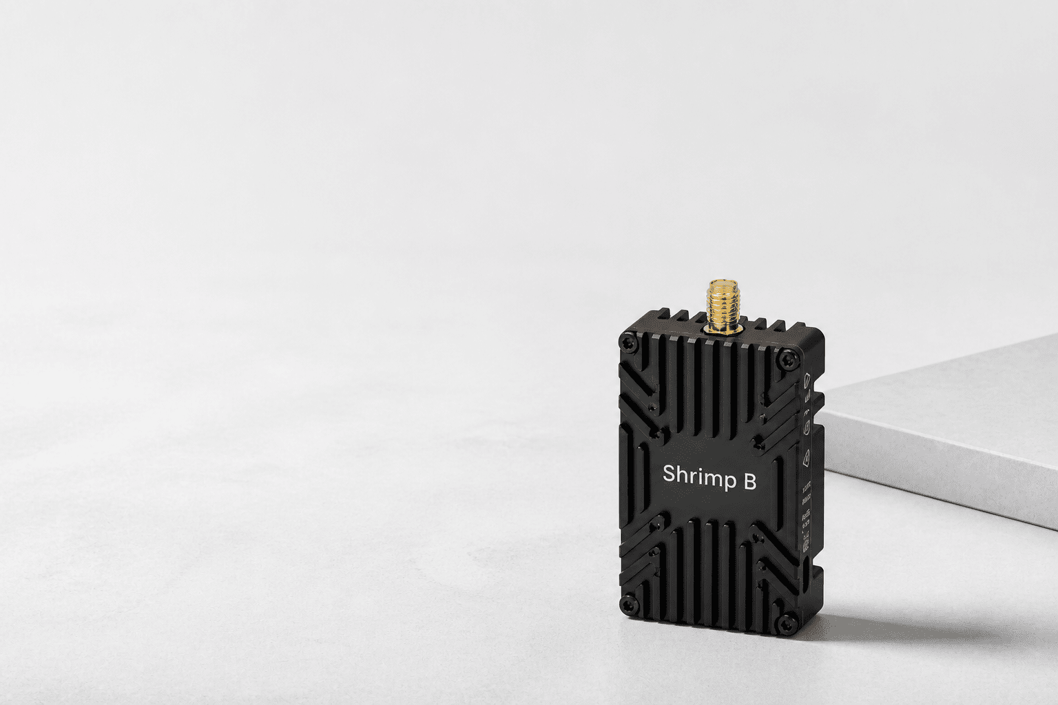 银白建筑展台上的 Shrimp B 5.8GHz 10W 图传